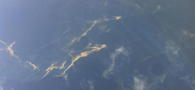 Vista aérea de un derrame de petróleo desde un avión de la Fuerza Aérea de Vietnam. / Afp