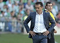 Luis García, en la zona técnica. / Julio Muñoz (Efe)