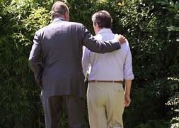 El Rey Juan Carlos pasa el brazo sobre los hombros de Adolfo Suárez en 2008. / Foto: Efe | Vídeo: Atlas