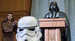 Un activista del Partido de Internet de Ucrania, ataviado como Darth Vader. / Reuters