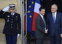 Valls y Ayrault. se dan la mano a las puertas dell Elíseo. / Afp | Ep