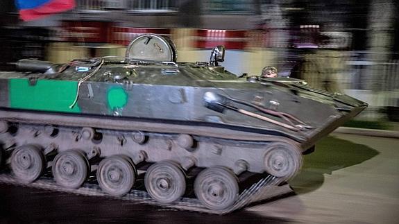 Un tanque con bandera rusa circula por Slaviank 