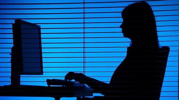 Una mujer, ante un ordenador. 