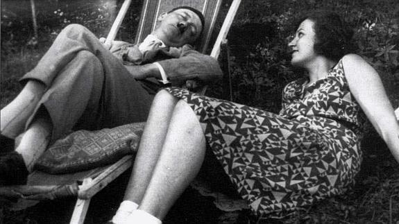 Hitler descansa junto a su pareja Eva Braun.