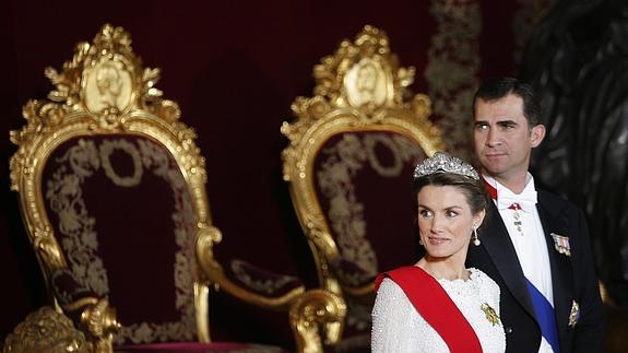 Doña Letizia y don Felipe posan en una cena de gala. / Ap