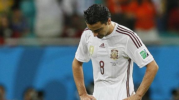 Xavi Hernández, cabizbajo durante el partido.