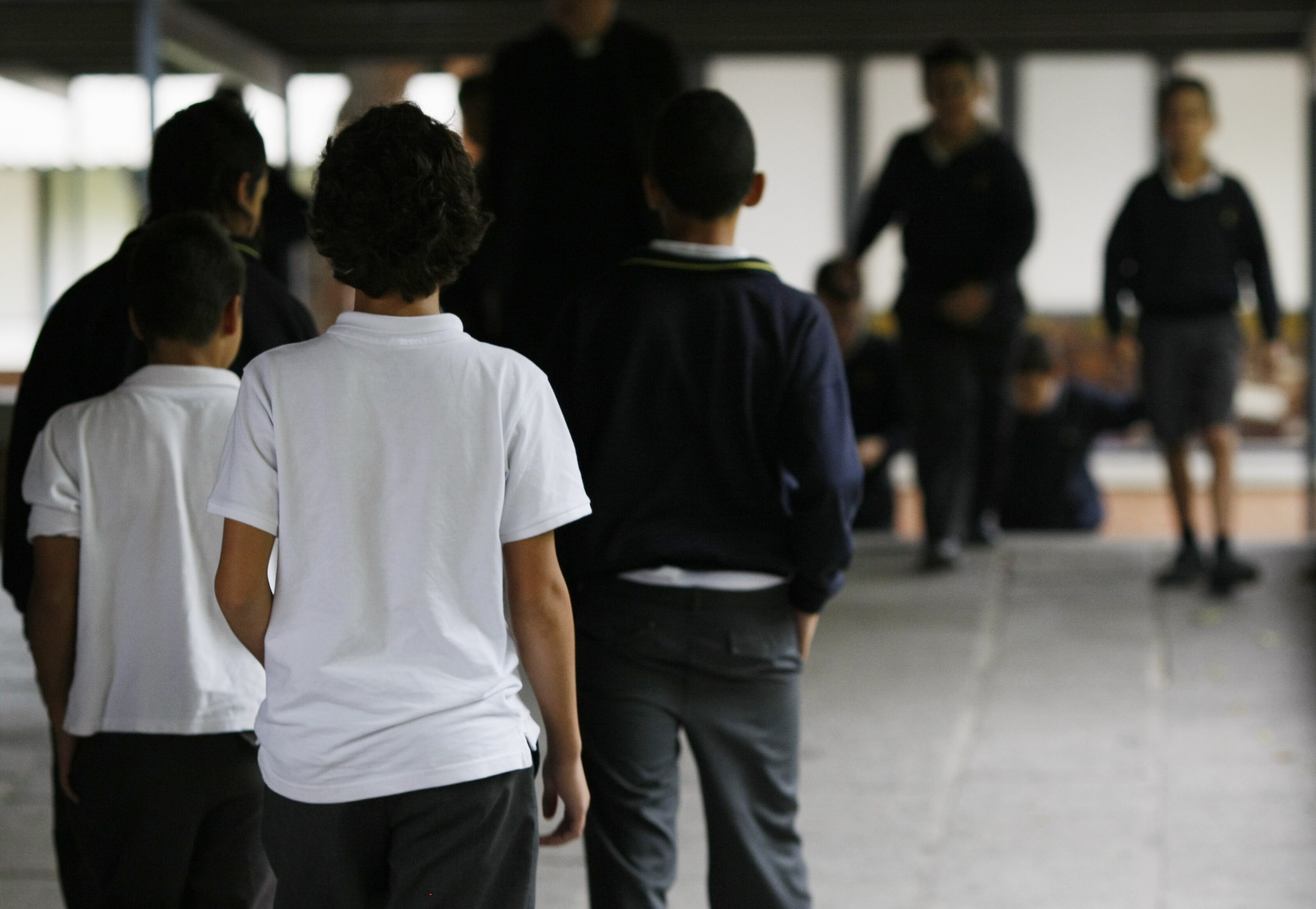 Niños en los pasillos de un colegio.