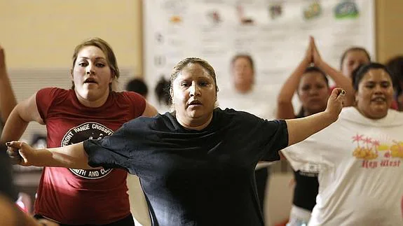 Mujeres con sobrepeso hacen ejercicio en un gimnasio. 