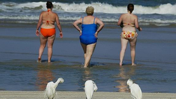 Varias mujeres en la playa. 