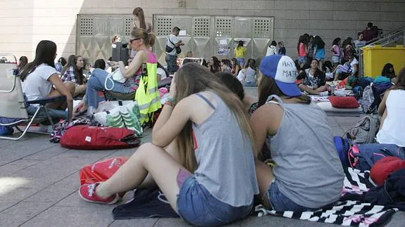 Fans acampadas a las puertas del estadio Vicente Calderón. / 