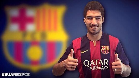 Luis Suárez posa con la camiseta del Barça. 