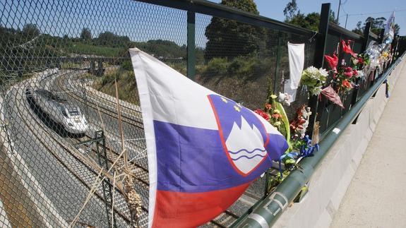 Un tren Alvia pasa por el lugar del tren accidentado el año pasado en las proximidades de Santiago