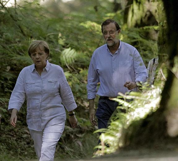 Merkel y Rajoy, durante la caminata. 