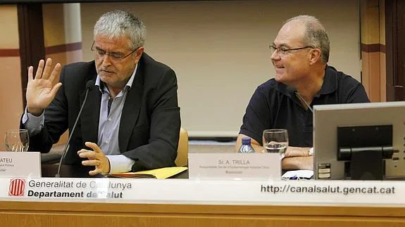 El responsable de Servicio Epidemelogía del Hospital Clínic, Antoni Trilla (d), acompañado del secretario de Salud Pública de la Generalitat, Antoni Mateu (i), durante la rueda de prensa ofrecida. 