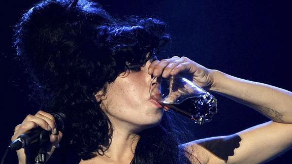 Amy Winehouse bebe durante una actuación. 