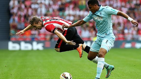 Murillo (d) intenta robar el balón a Munain. 