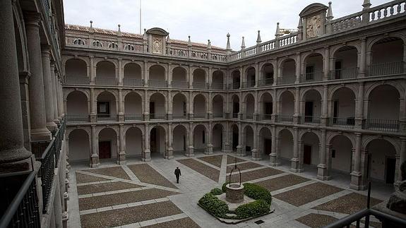 Claustro de la Universidad de Alcalá, una de las Ciudades Patrimonio de la UNESCO. 