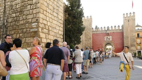 Colas en uno de los accesos al Real Alcázar de Sevilla. 