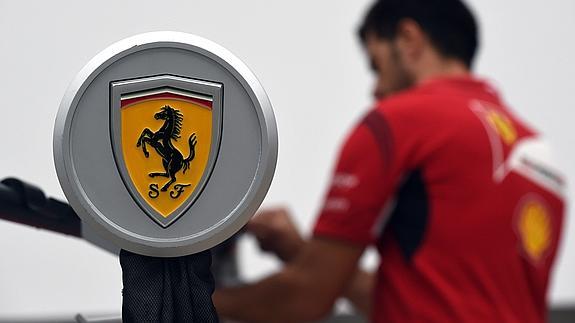 Un mecánico en el garaje de Ferrari.