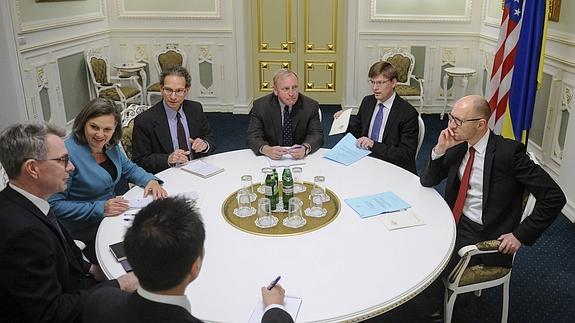 La subsecretaria de Estado norteamericana se reúne con las autoridades ucranianas. 
