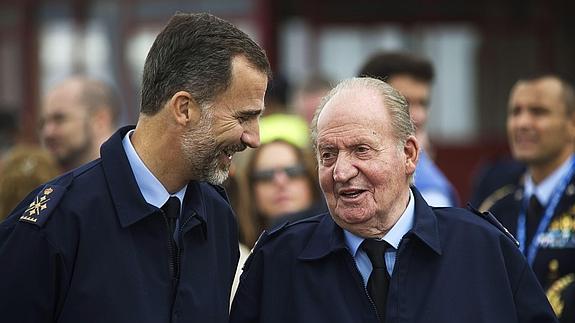 Don Felipe VI y Don Juan Carlos I, en Torrejón de Ardoz.