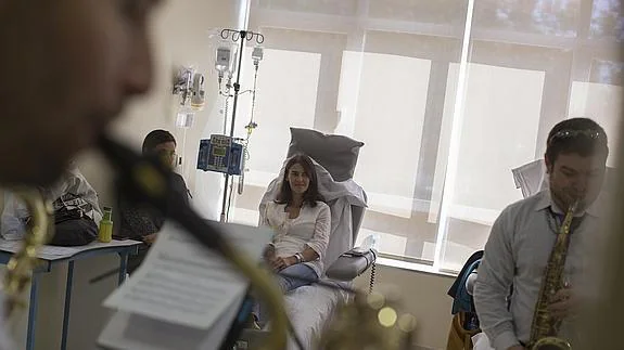 Una paciente observa a los músicos durante un concierto de jazz en la sala para pacientes oncológicos de la Fundación Jiménez Díaz de Madrid.