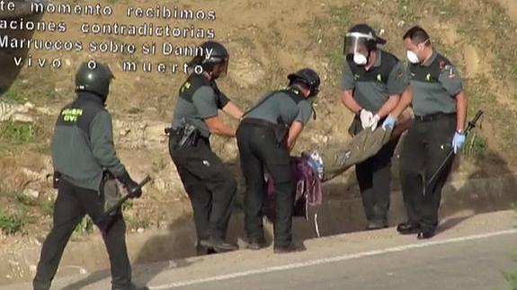 Momento en el que Dany es sujetado por varios agentes. 