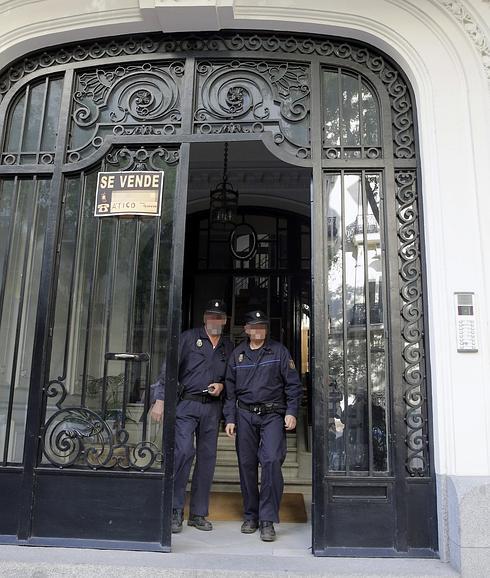 Agentes de la Policía Nacional registran el domicilio de Luis Iglesias. 