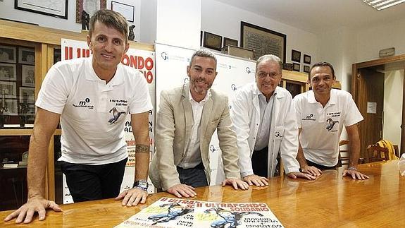 De izq. a dcha; el atleta Miguel Ángel Cayuelas, los doctores Víctor Martínez y Antonio Pérez Higueras y Fernando Llopis, padre de Ángel.