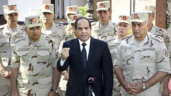 El presidente egipcio, rodeado de la cúpula militar. 
