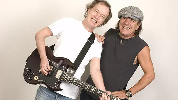 Angus Young (i) y Brian Johnson, integrantes de AC/DC. 