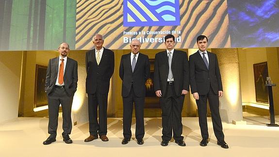 Representantes del banco, con los galardonados.