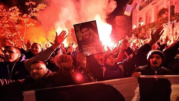 Hinchas serbios protestan tras la muerte del joven. 