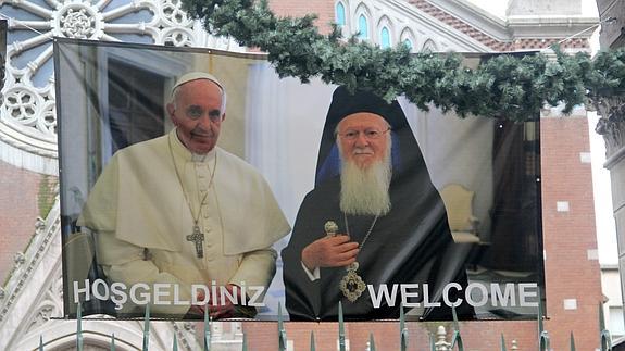 Pancarta del papa Francisco y el patriarca ecuménico ortodoxo Bartolomeo I. 