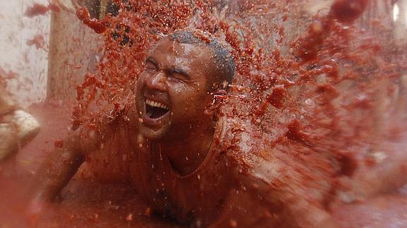 Un joven disfruta de la tomatina.