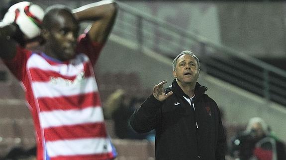 Joaquín Caparrós (d) da instrucciones. 