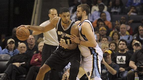Duncan y Gasol, durante el partido de anoche. 