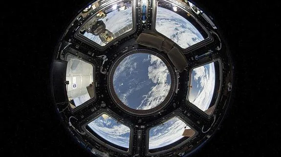 La Tierra vista a través de las ventanas de la ISS. 