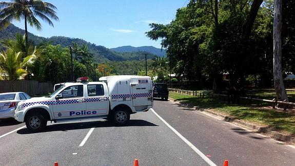 Un vehículo de la Policía bloquea una calle. 