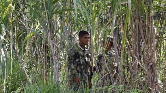 Dos soldados patrullan por la selva colombiana. 