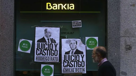 Una oficina de bankia con carteles pegados contra Rato. 