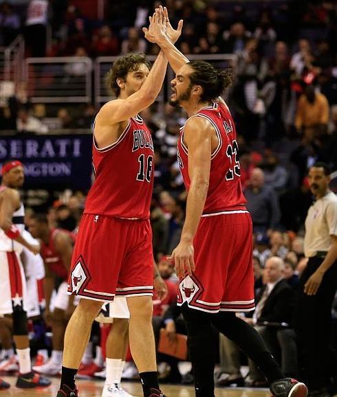 Pau Gasol (i.) y Joakim Noah celebran la victoria. 