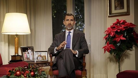 El rey Felipe VI, durante el pimer mensaje televisado de Navidad de su reinado. 