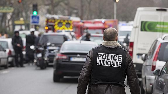 Un policía desplegado cerca del semanario satírico francés 'Charlie Hebdo' tras el ataque. 