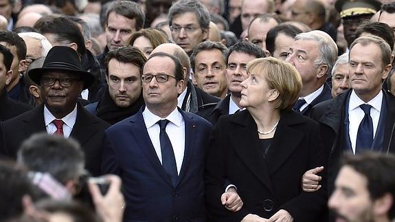 Hollande, Merkel y Valls, entre otros, en la manifestación de ayer. 