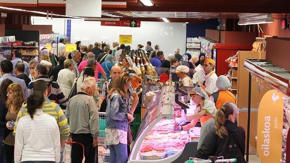 Gente comprando en un supermercado. 