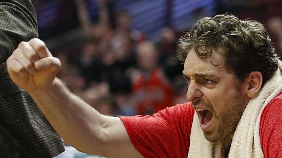 Pau Gasol gesticula durante el partido ante San Antonio Spurs