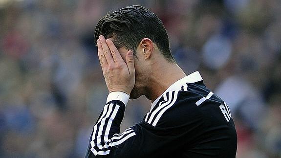 Cristiano Ronaldo se lamenta durante el partido. 