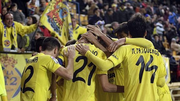 Los jugadores del Villarreal celebran el gol del triunfo. 