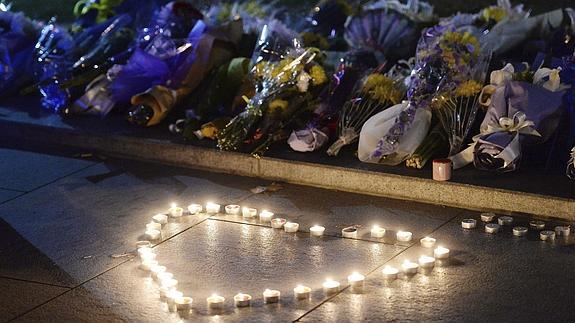 Flores y velas en recuerdo de las víctimas de la avalancha en Shanghái.